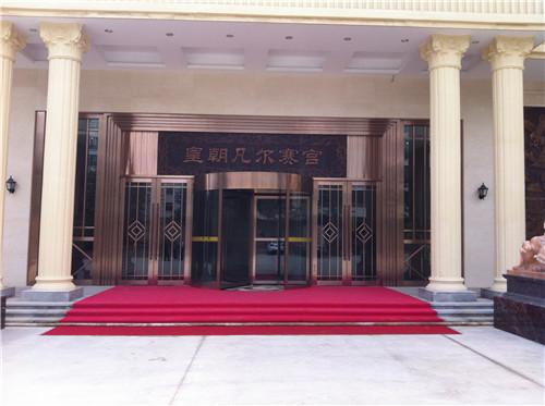 西峰旋轉(zhuǎn)門(mén)-皇朝凡爾賽宮酒店