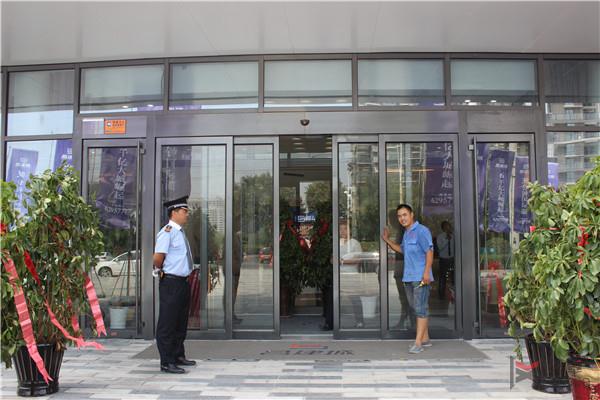 西安天卓自動(dòng)門工程師維修現(xiàn)場