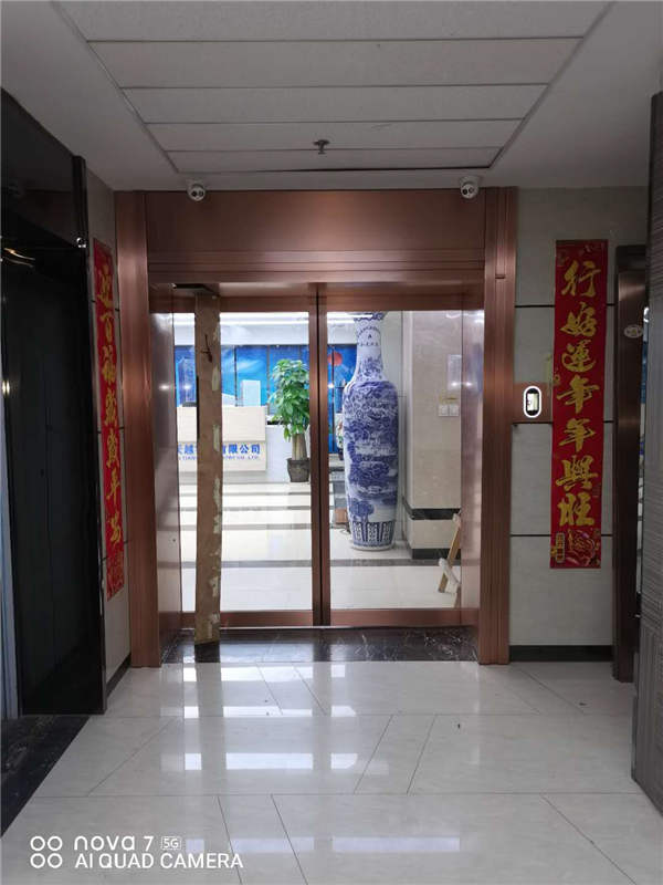 西安市高新區(qū)公司辦公室純銅自動(dòng)門(mén)安裝現(xiàn)場(chǎng) 
