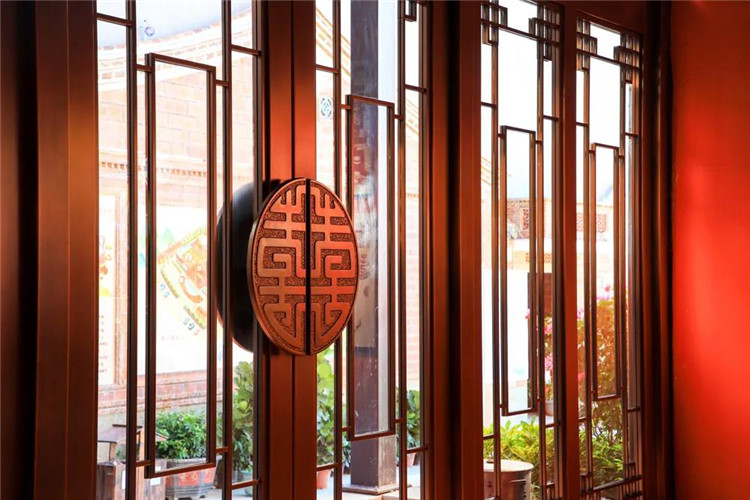碧瓦朱甍，醉美閩南印象，來(lái)旺良品堂文化館銅門(mén)！