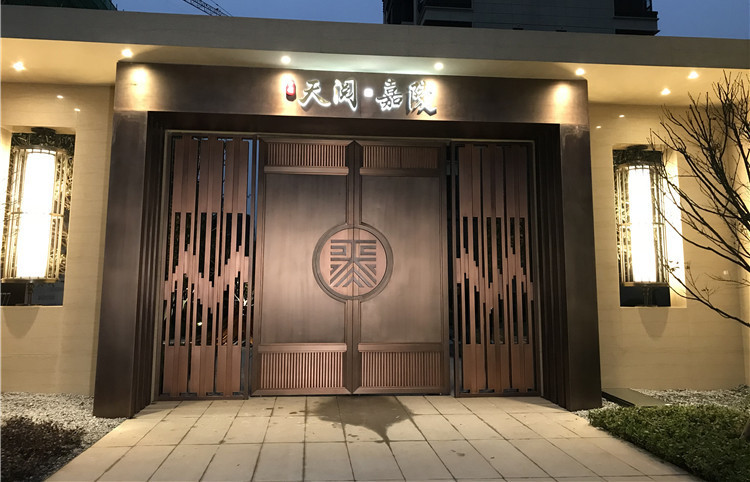 銅門成為富豪別墅的門面，誰(shuí)在背后推動(dòng)？