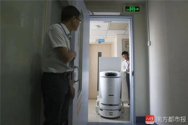 機(jī)器人配合自動(dòng)門來往輸液配置區(qū)和病房之間送藥