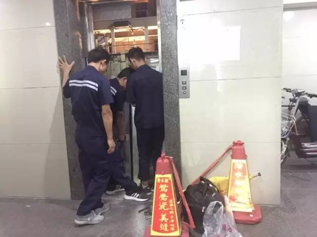  危險！千萬別再用身體擋電梯自動門了