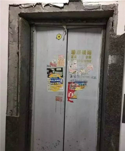  危險！千萬別再用身體擋電梯自動門了
