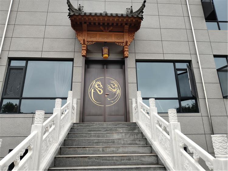 后門——對開銅門繼承了傳統(tǒng)的純中式的風(fēng)格